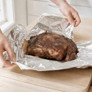 Cote de boeuf pakkes løst i alufolie og hviler