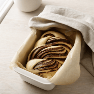Snoet babka efterhæver i en bageform i mit airfryer-køkken