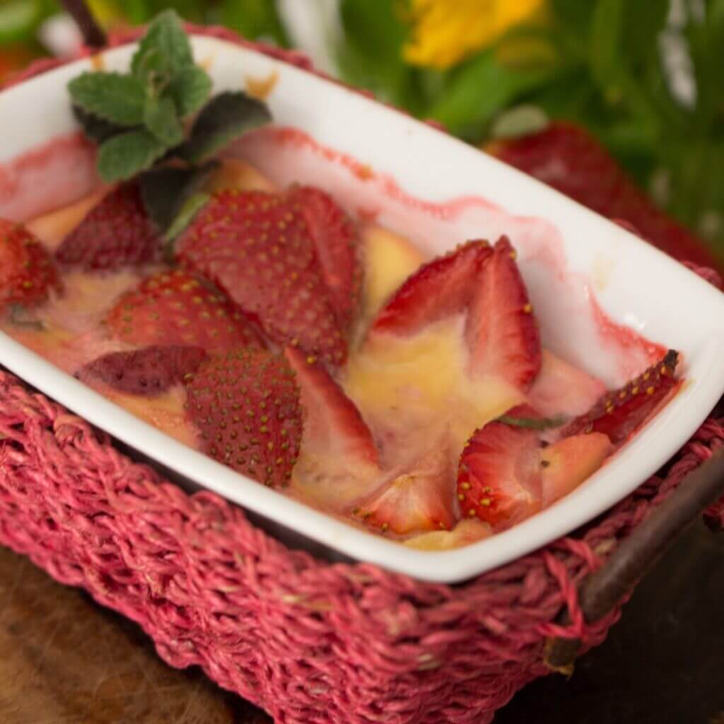 En elegant franskinspireret jordbær dessert. Den kombinerer syrlige, søde smag af friske jordbær med en fyldig, cremet topping, der kort bages, indtil den bobler og er gyldenbrun