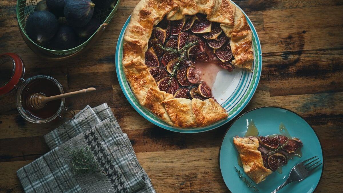 Sød pizza med friske figner, honning, mascarpone og hakkede nødder, med foldet kanter