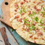 Tysk alsacisk tyndt fladbrød med creme fraiche, løg og bacon