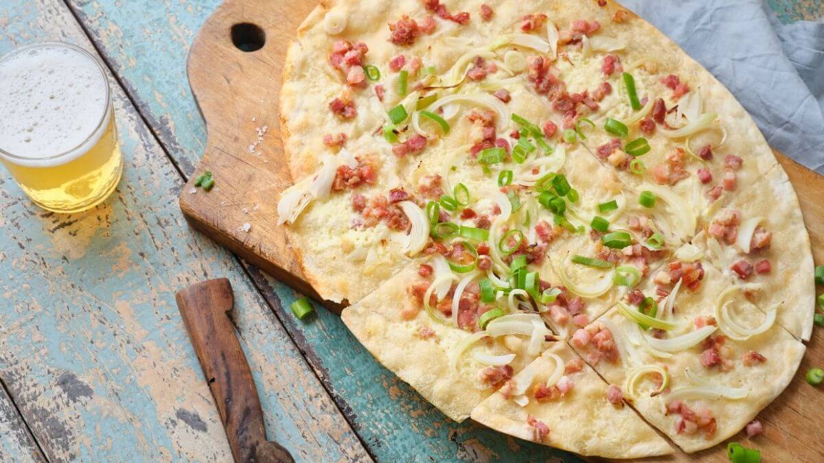 Tysk alsacisk tyndt fladbrød med creme fraiche, løg og bacon