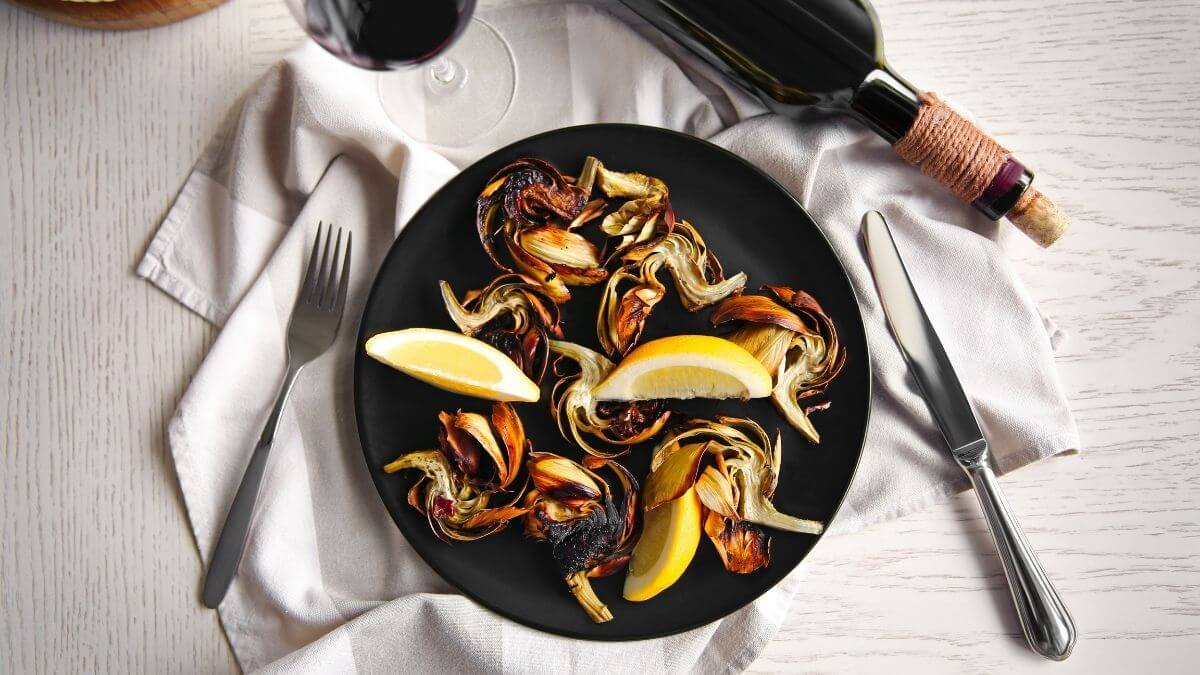 Artiskokker bagt hele, dryppet med med smelted smør, serveret med aioli og citronbåde