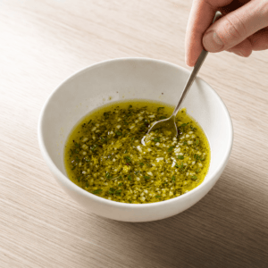 En hurtig marinade blandes i en lille skål til tunbøffer i min airfryer