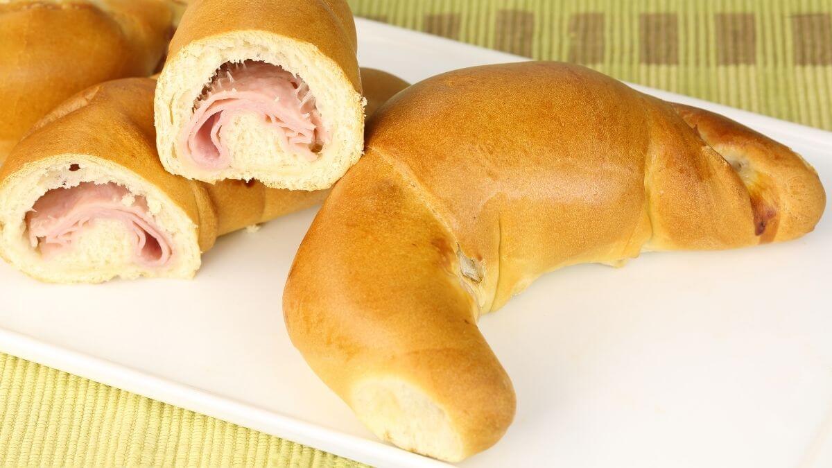 Ost og skinkehorn serveret til frokost