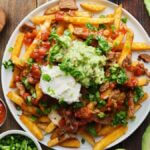 Mexicansk gatemat: pommes frites med grillet biff og guacamole