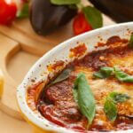 Klassisk italiensk vegetarlasagne med aubergine i lag