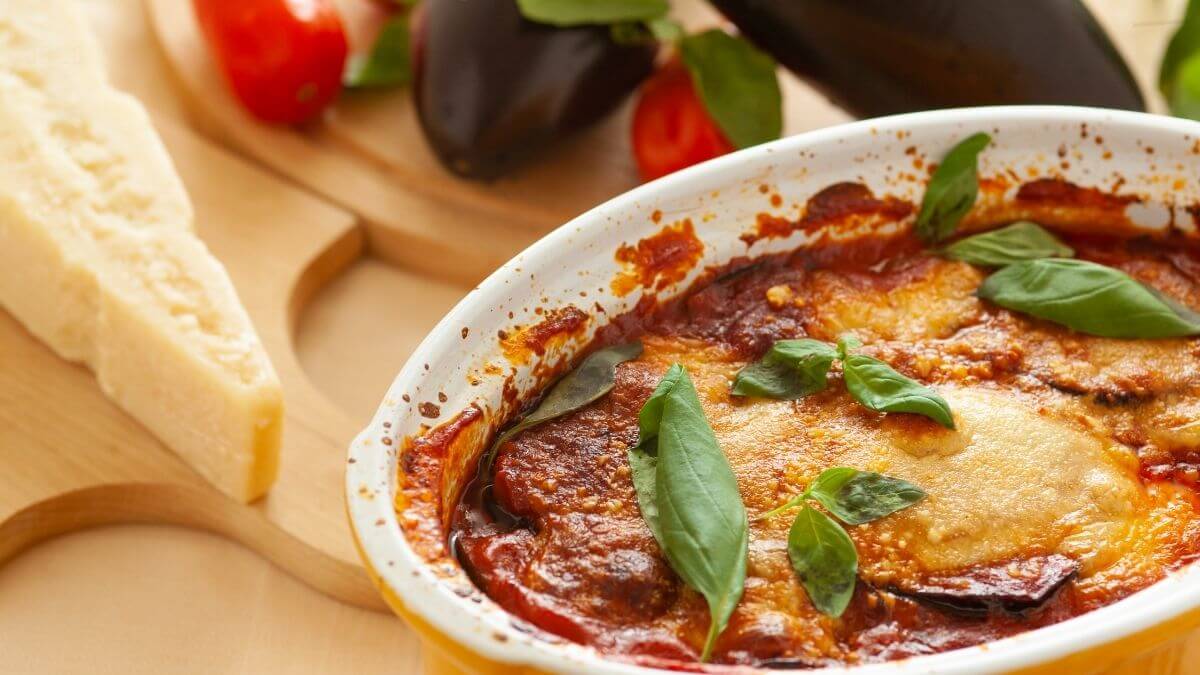 Klassisk italiensk vegetarlasagne med aubergine i lag