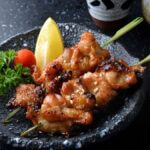Brochetas de pollo yakitori jugosas con glaseado brillante