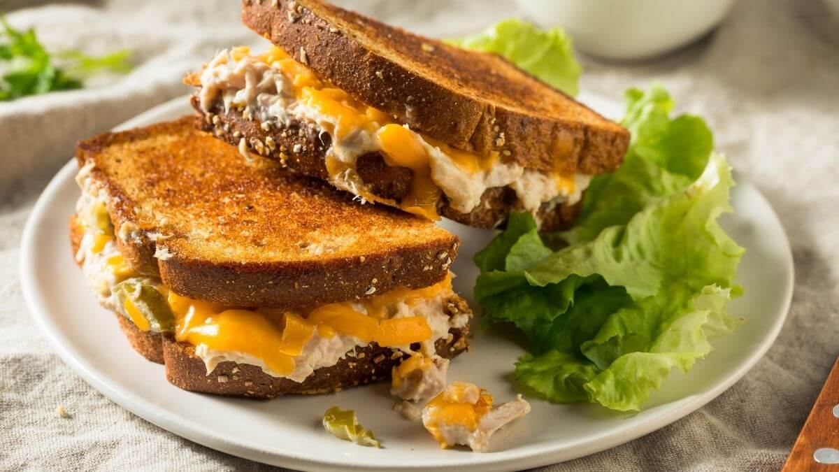 Amerikansk varm tunsalat sandwich med smeltet cheddarost