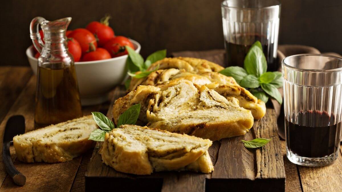 Flettede brød med grøn pesto snoet ind i dejen