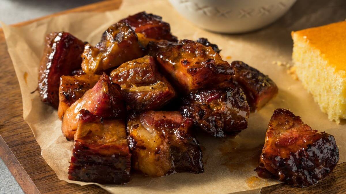 Sprøde glaserede stykker oksekød af brisket spids også kaldet BBQ-bonbon