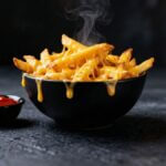 Pommes frites overtrukket med smeltet cheddar ost og krydderier