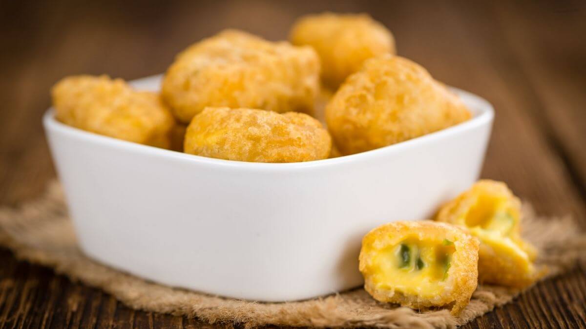 Chili Cheese Tops sprøde udenpå med smelte ost og chili inden i