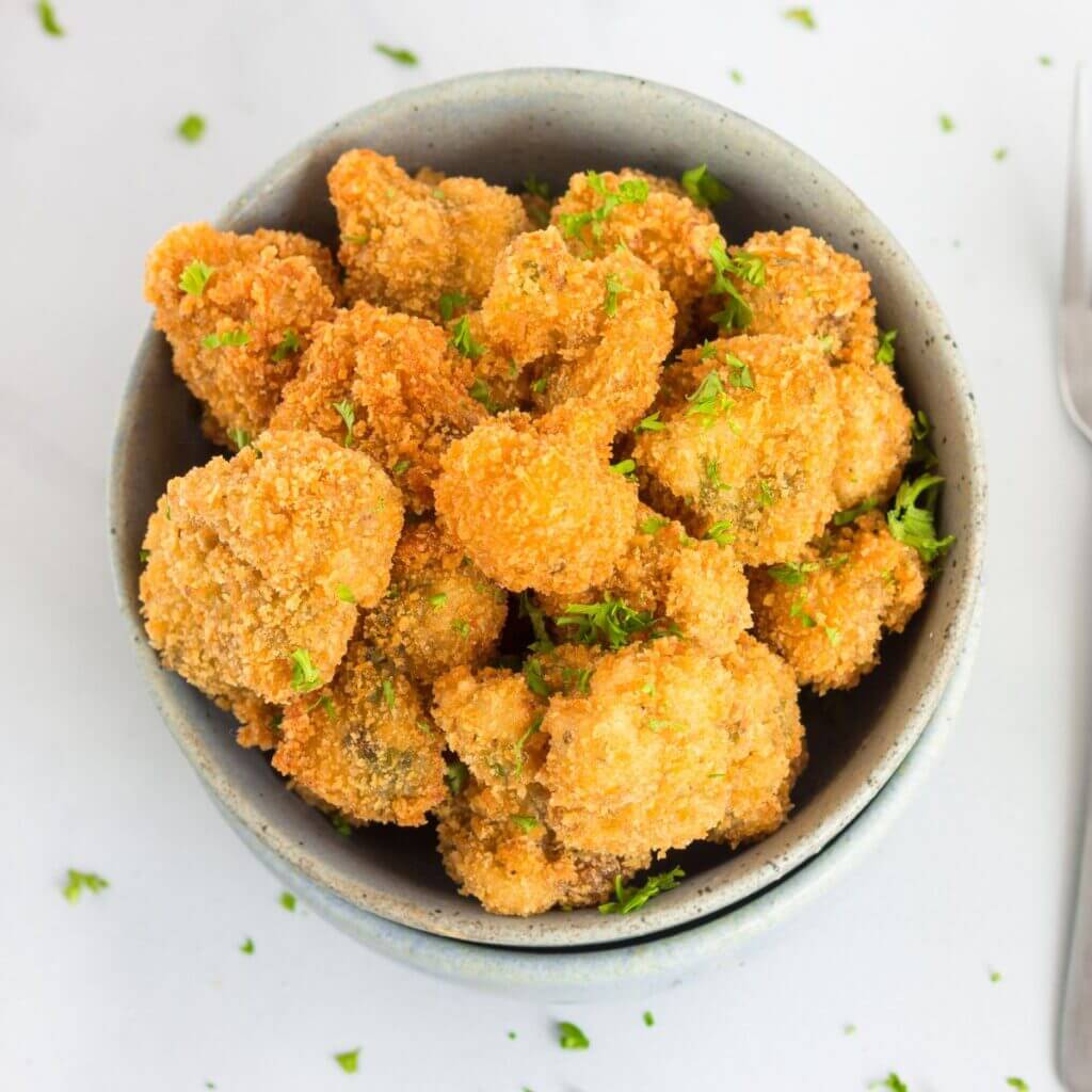 små, sprøde stykker blomkål, der vendes i mel, æg og rasp med parmesan, og derefter bages i airfryeren