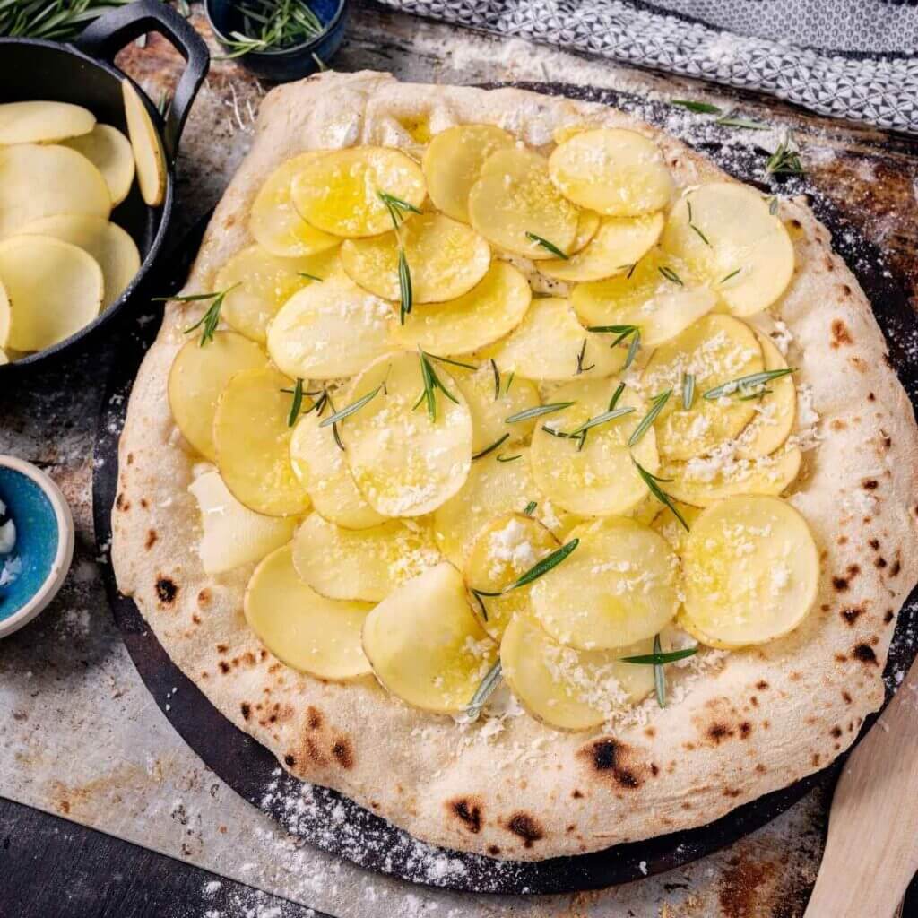 Kartoffelpizza lavet i min airfryer kaldet pizza con patate er en Italiensk pizza med tynde kartoffelskiver, rosmarin, havsalt og mozzarella
