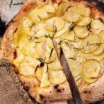 İnce patates dilimleri, biberiye ve mozzarella ile patatesli pizza