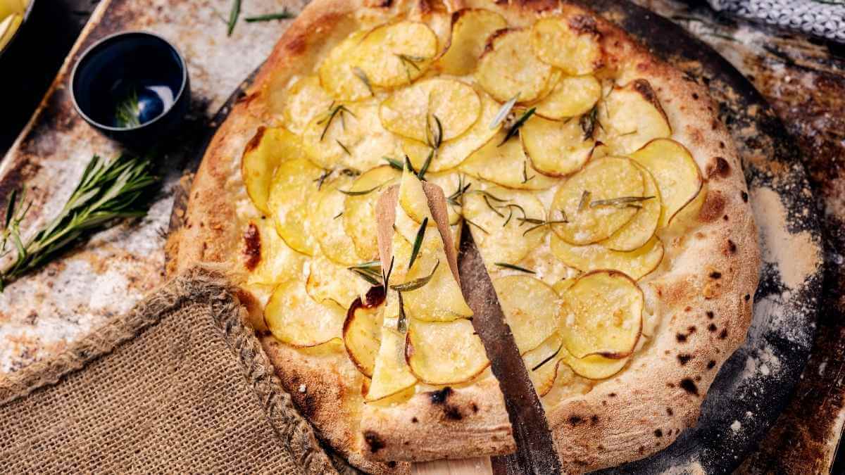 Kartoffelpizza eller på italiensk pizza con patate som er lavet i en airfryer