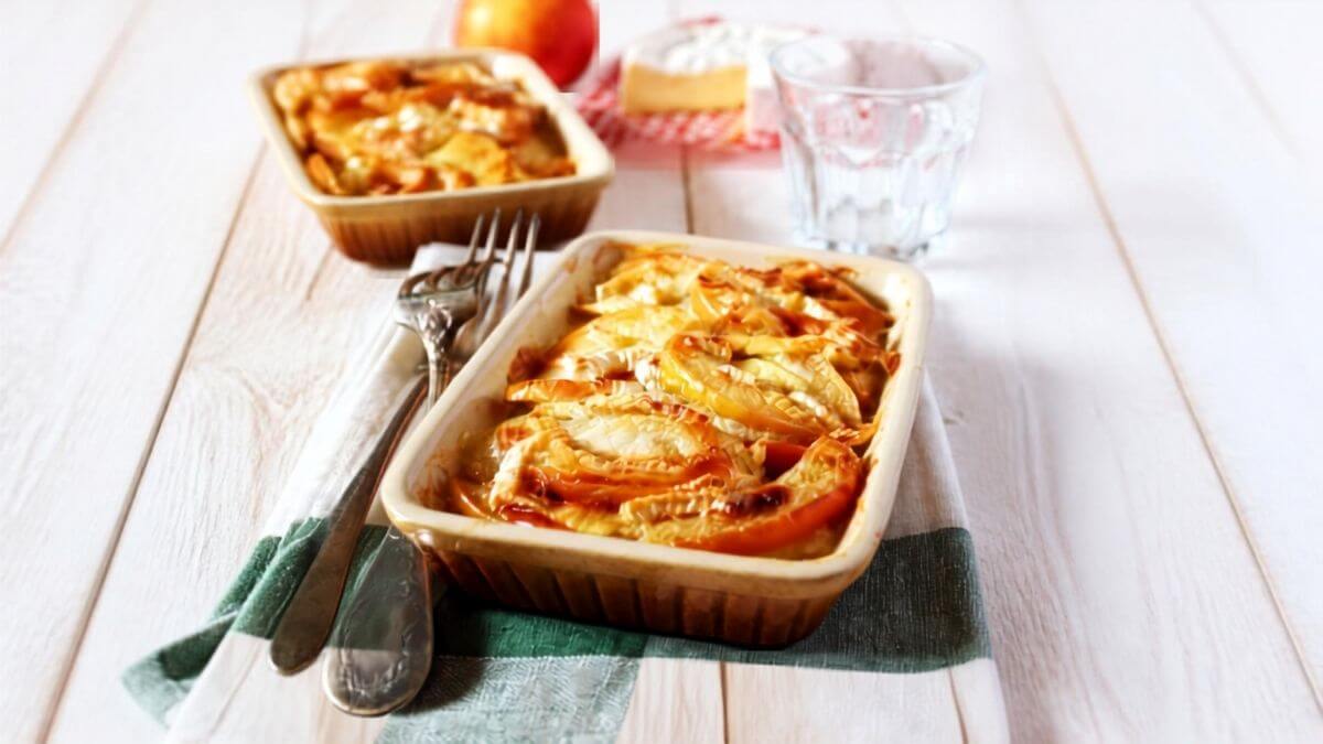 Kartoffel og æblegratin med camembert serveret ude