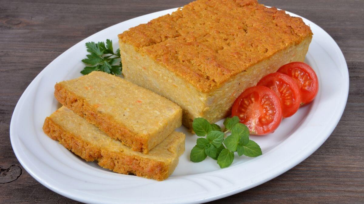 Vegetarisk postej af knoldselleri med æg, fløde og krydderurter
