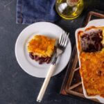 Cowboy pie con fagioli, chorizo e mais sotto purè di patate e cheddar