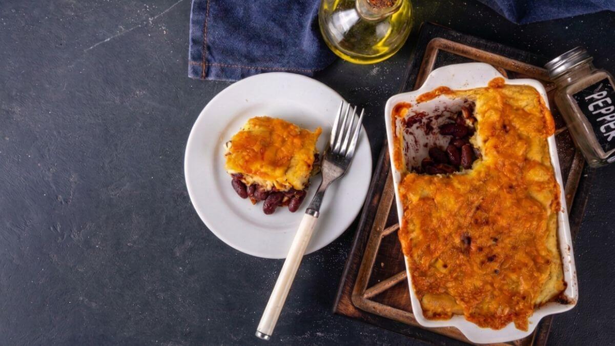 blanding af baked beans, chorizo, majs og barbecue krydderier og toppet med et tykt lag kartoffelmos med et cremet lag cheddar ost