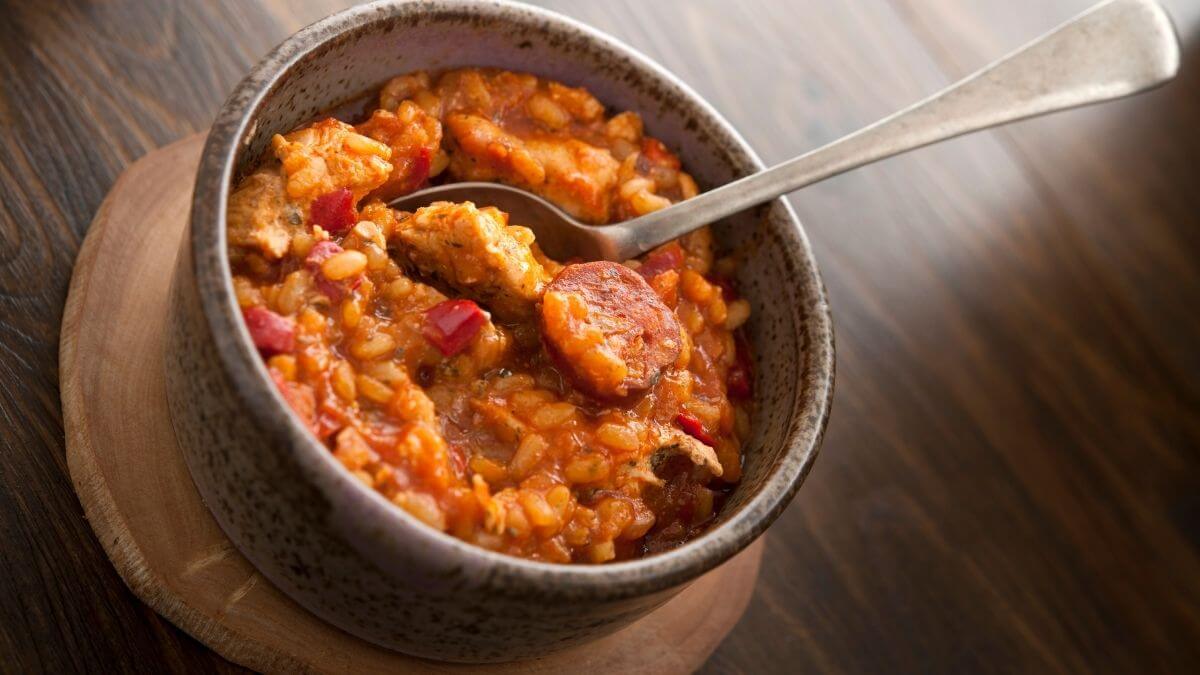 Chorizo ​​ris i ovnfast fad som kombinerer krydret, spansk chorizopølse med ris, krydderier, hakkede tomater og bouillon.
