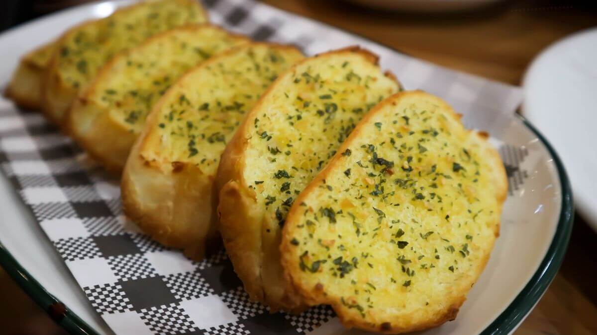 Klassisk hvidløgsbrød serveret