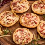 Norsk mini pizza. Små pizzaer Lomper som er kartoffelfladbrød brugt som pizzabund lavet med tomatsauce, skinke, bacon, løg og ost.