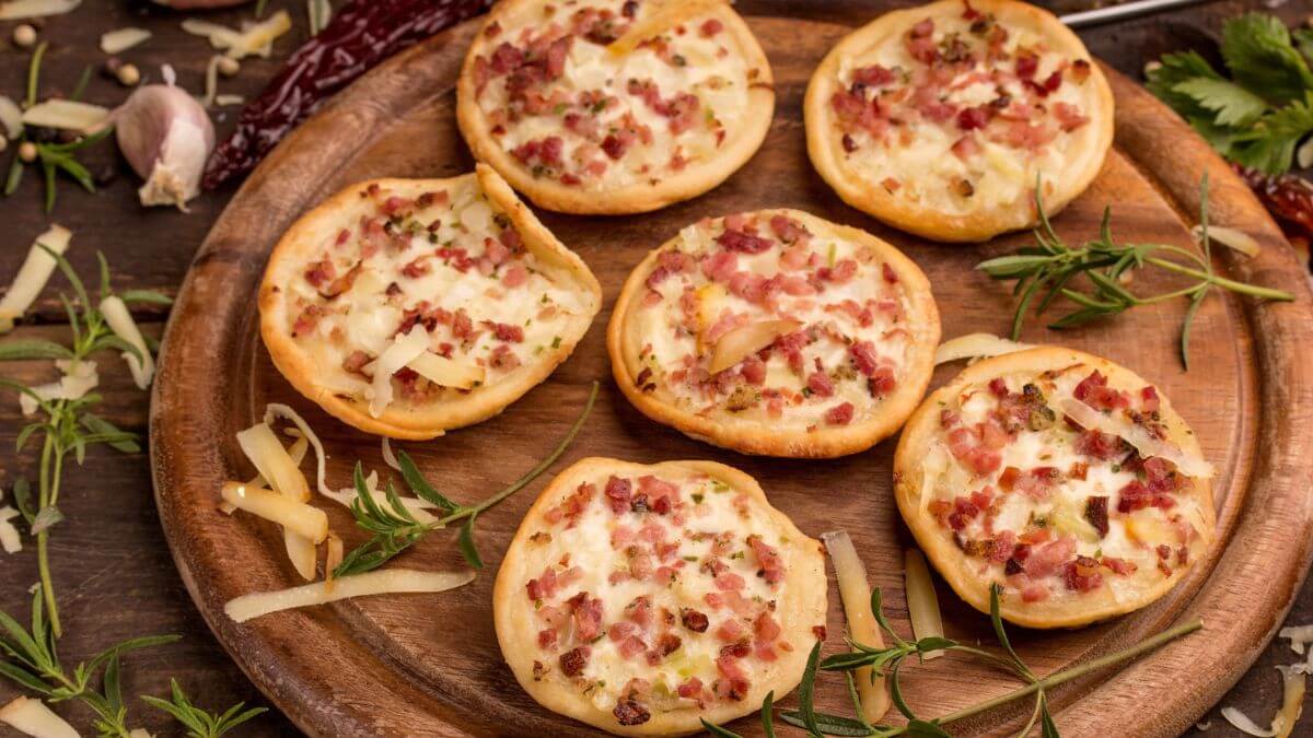 Norsk mini pizza. Små pizzaer Lomper som er kartoffelfladbrød brugt som pizzabund lavet med tomatsauce, skinke, bacon, løg og ost.