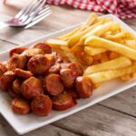 Currywurst: rapea makkara mausteisessa curry-kastikkeessa