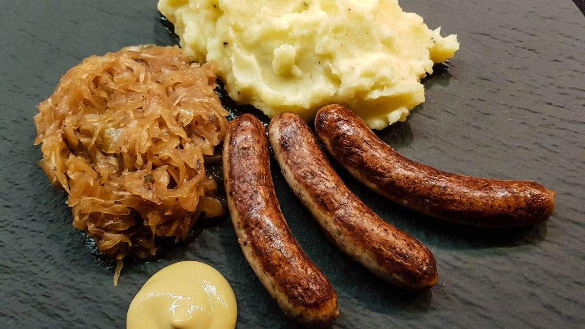 Original tysk bratwurst serveret med sauerkraut