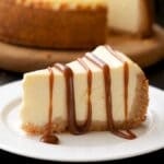 Traditioneller deutscher Käsekuchen mit Quark, hoch und cremig