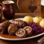 Traditionelle tyske okseruller, kaldet Rinderrouladen, er fyldt med sennep, bacon og syltede agurker. Serveres med brun sauce og hvide kogte kartofler.