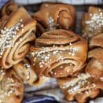 Korvapuusti skiller sig ud ved deres karakteristiske form og den generøse mængde kardemomme i dejen
