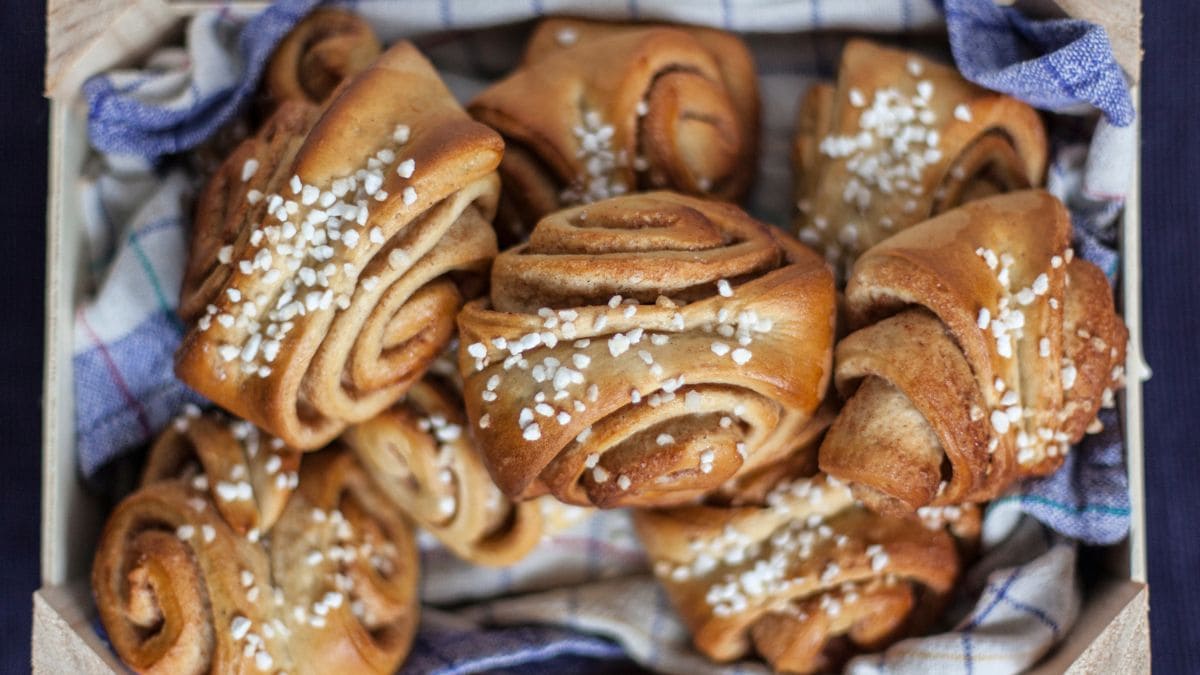 Korvapuusti skiller sig ud ved deres karakteristiske form og den generøse mængde kardemomme i dejen