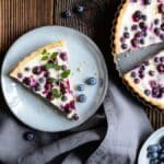 Finnischer Blaubeerkuchen mit cremiger Füllung, original Mustikkapiirakka