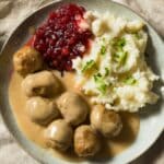 Köttbullar er svenske kødboller lavet af hakket kød, som serveres medbrun sovs, kartoffelmos og tyttebær.