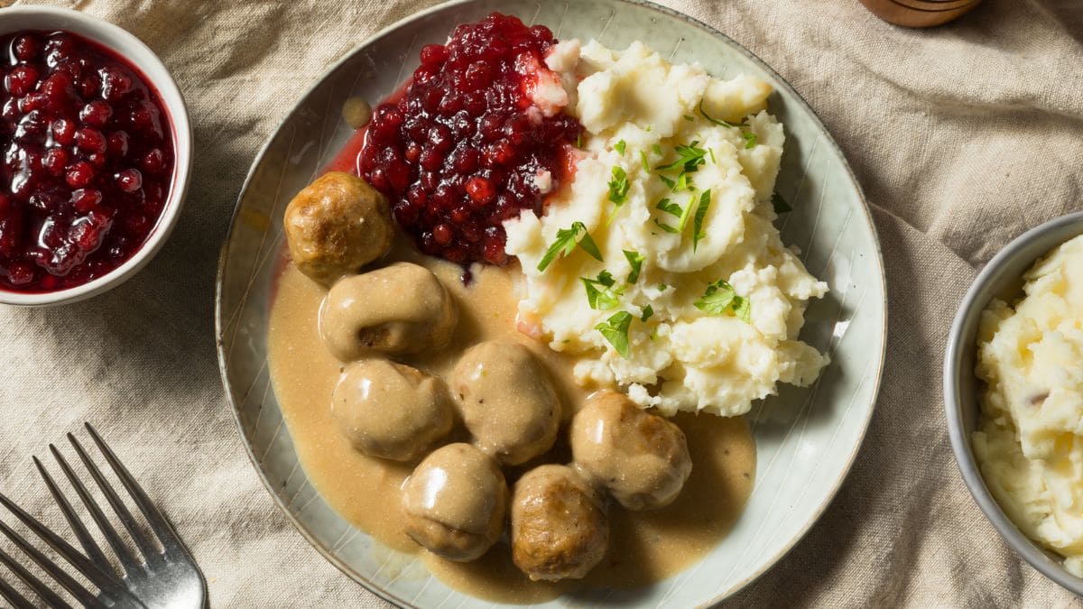 Köttbullar er svenske kødboller lavet af hakket kød, som serveres medbrun sovs, kartoffelmos og tyttebær.