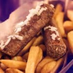 Frikandel Serveres med en portion sprøde pommes frites