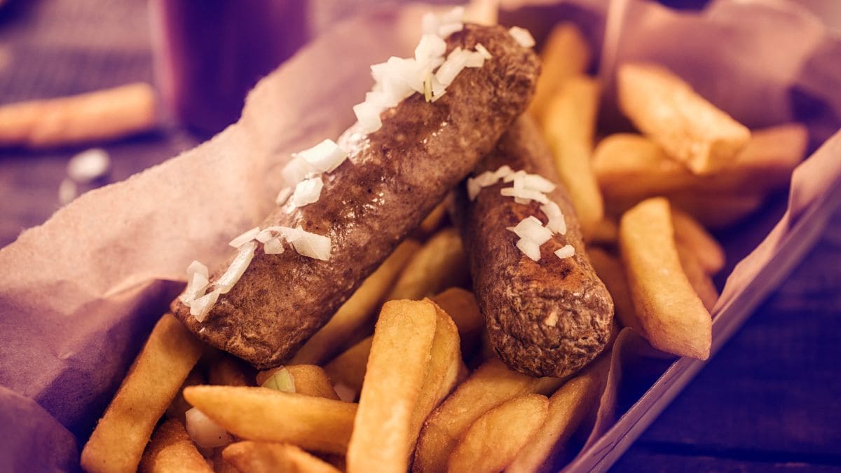 Frikandel Serveres med en portion sprøde pommes frites