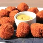 Den ultimative hollandske snack. Det er små, runde og sprøde kugler fyldt med kødragout