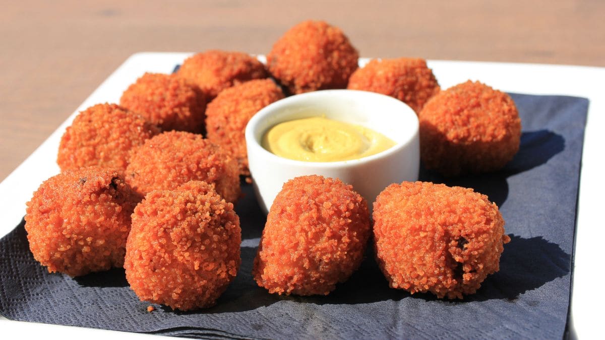 Den ultimative hollandske snack. Det er små, runde og sprøde kugler fyldt med kødragout