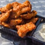 Taikinassa paistetut, mausteseoksella maustetut turskanpalat ravigote-kastikkeen kera