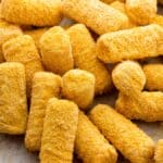 Kartoffelkroketter er små aflange boller af kartoffelmos, som er vendt i hvedemel, æg og rasp.