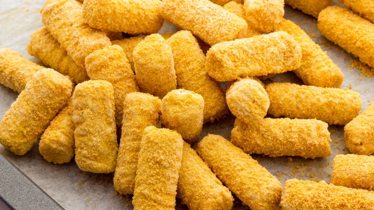 Kartoffelkroketter er små aflange boller af kartoffelmos, som er vendt i hvedemel, æg og rasp.