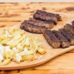 Rumæniens mest populære streetfood Mici Mititei. De små ruller af hakket kød uden skind.