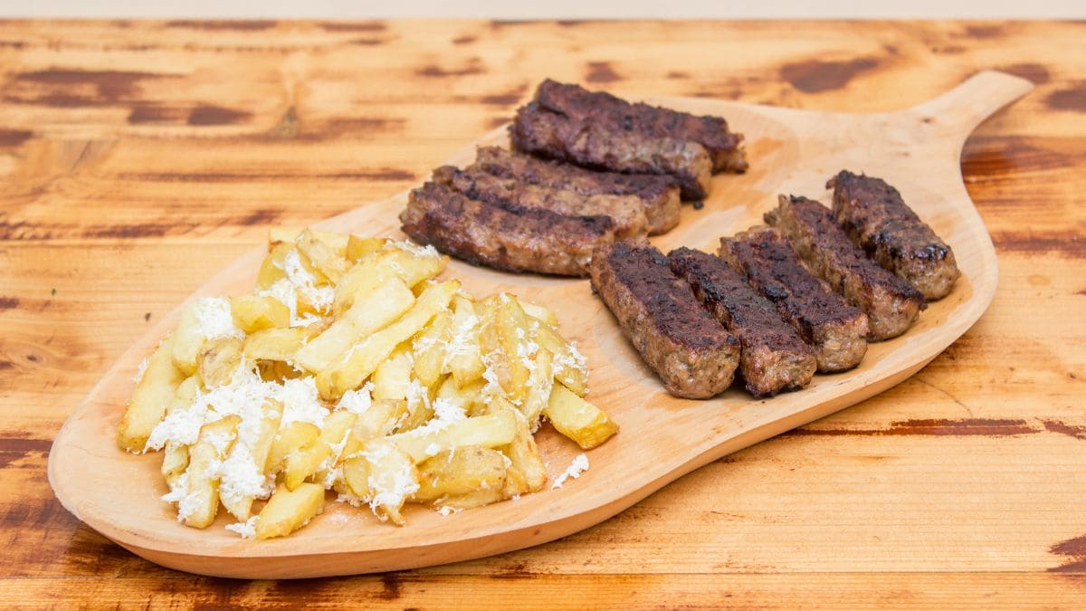 Rumæniens mest populære streetfood Mici Mititei. De små ruller af hakket kød uden skind.