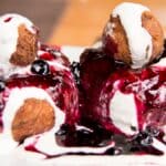 Donuts romenos de queijo assados, com creme de leite fresco e geleia – papanași