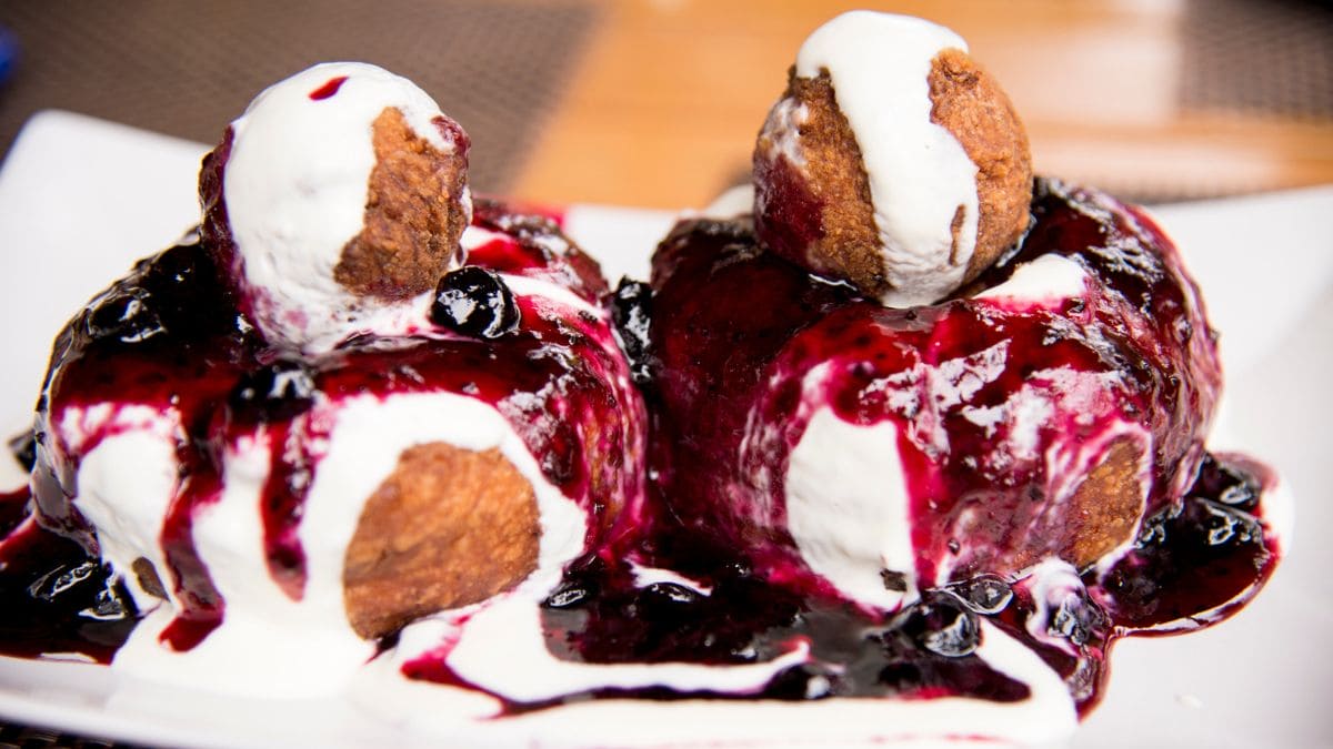 bagte rumænske ostedonuts med cremefraiche og syltetøj